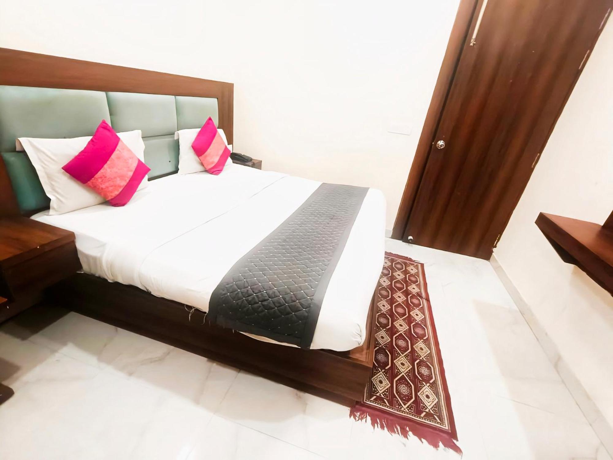 Glace Stay Inn Near Igi Airport Нью-Дели Экстерьер фото